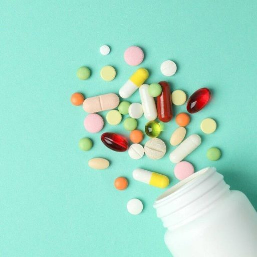 با داروهای خوراکی دیابت آشنا شوید. بررسی کامل انواع، اثرات، عوارض جانبی و نکات مهم مصرف برای کنترل بهتر قند خون و بهبود کیفیت زندگی.